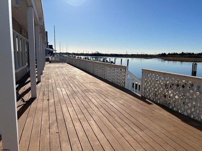 Building Photo - 802 N Harvard Ave