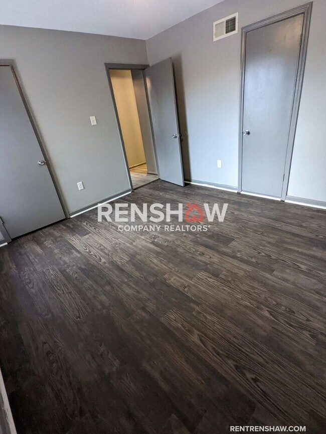 Building Photo - COMPLETELY RENOVATED 4 Bedroom / 1.5 bath ...