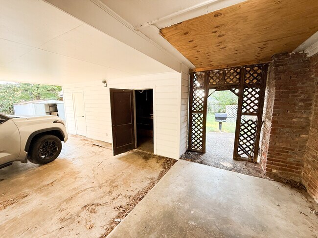 Building Photo - 5305 Oak Meadow Ave