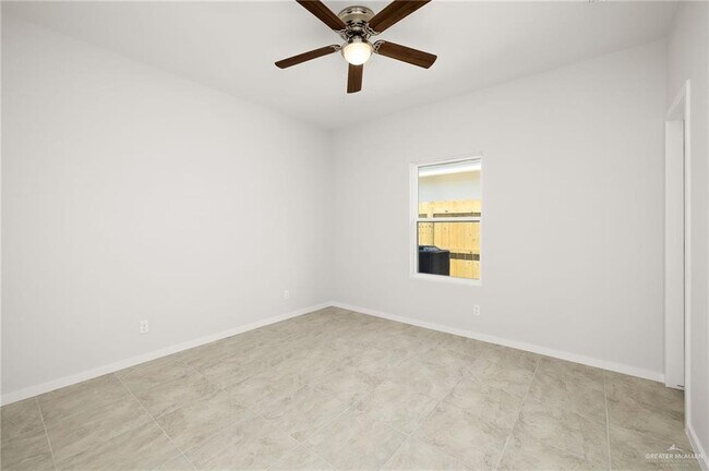 Building Photo - 402 N Alexandrite Ave