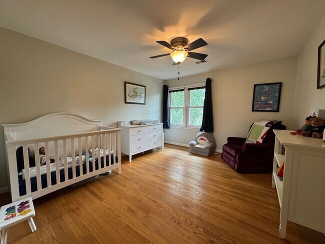Building Photo - Refreshing 4 Bed 2/2 Bath End Unit Townhom...