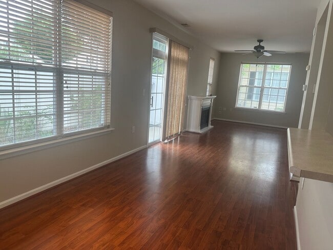 Building Photo - Beautiful townhouse style condo in Ridgely Manor - App Pending!