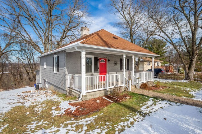 Building Photo - COZY 2 BEDROOM GEM IN THE MONROEVILLE NEIG...