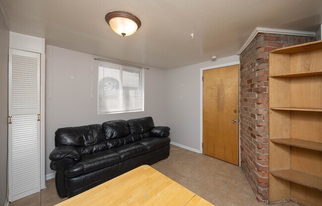 Building Photo - 1317 Forest Ct