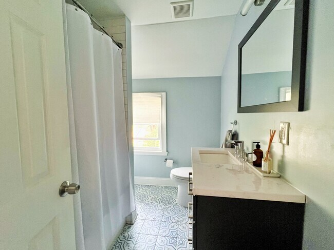 Building Photo - 70 Grove St