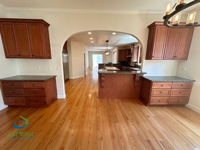 Building Photo - $7995 - Executive 4 bed, 3 full bath, Palo...