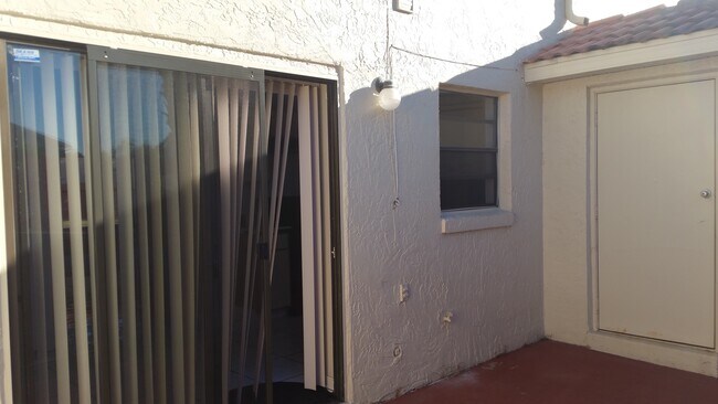 Building Photo - 3 Bed 2.5 Bath Townhome | Gated Community ...