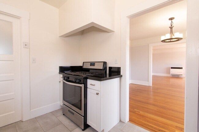 Building Photo - Charming North Park 2 Bedroom with Washer/Dryer, Backyard & Parking!