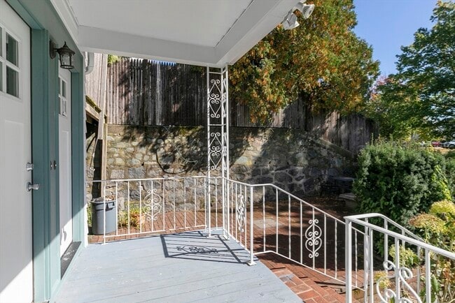 Building Photo - 15 S Fairview St