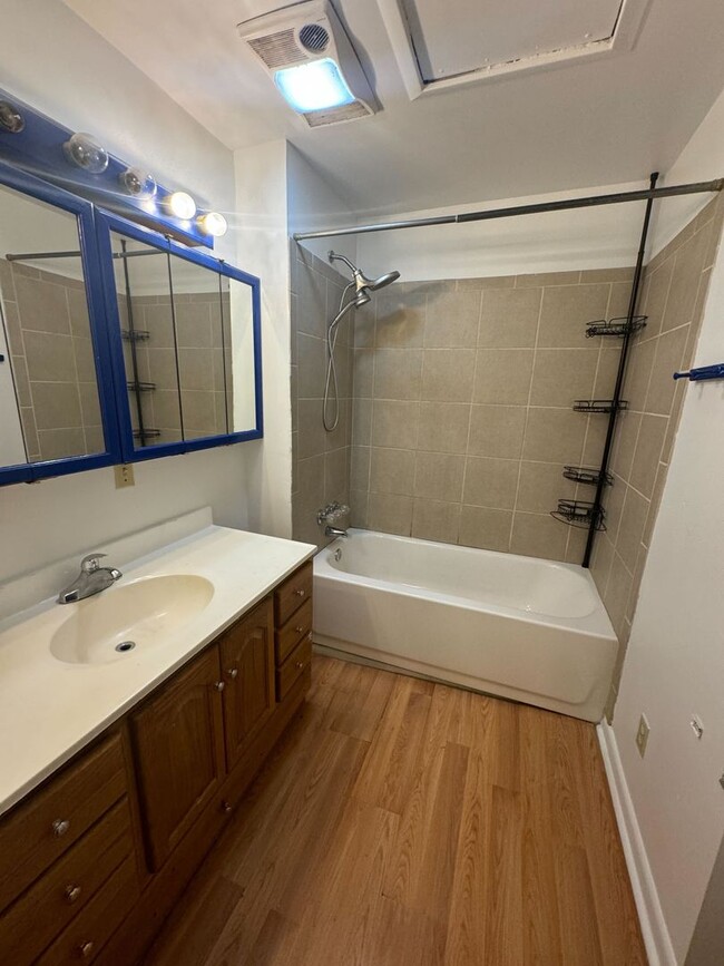 Building Photo - 1 bed/1 bath unit in triplex located in de...