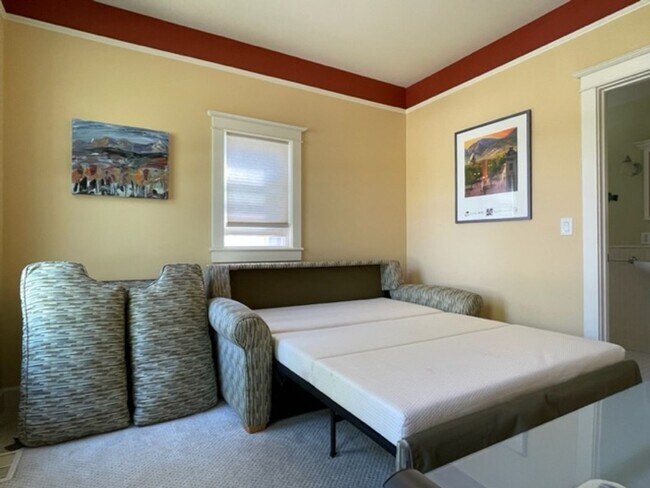 Building Photo - Spring Semester Furnished House!