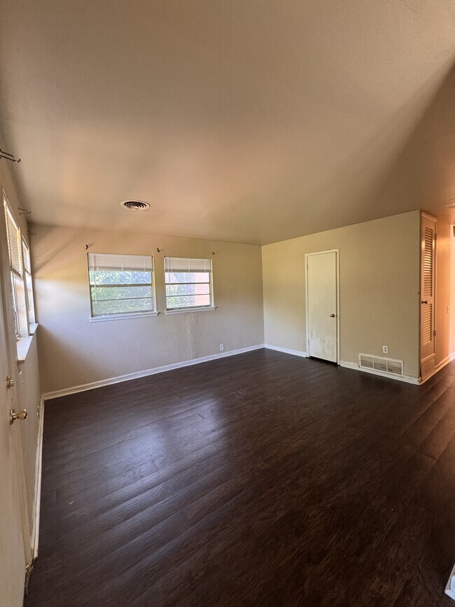 Building Photo - 1520 Roanoke Dr