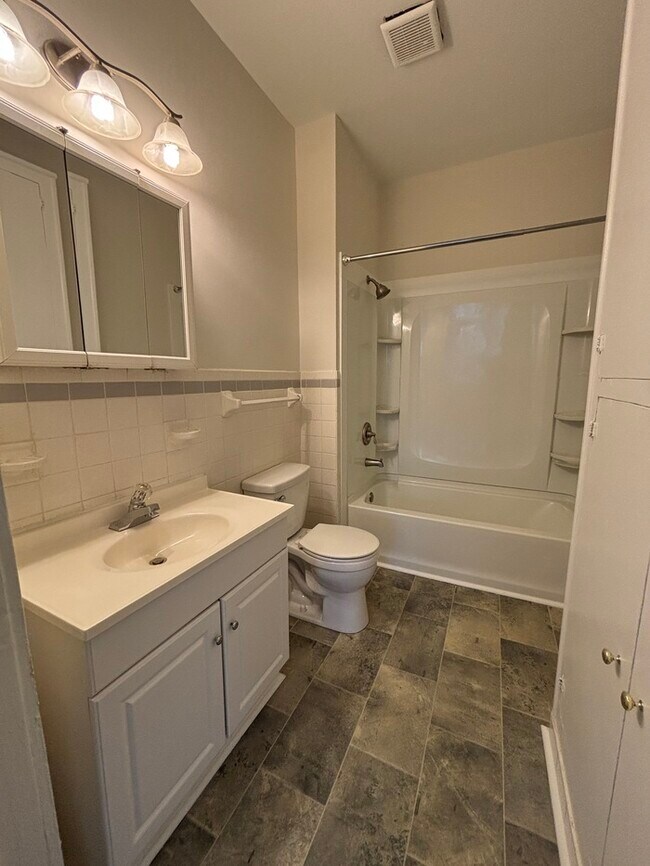 Building Photo - 2 Bedroom, 1.5 Baths Charming Bungalow located near Plaza Midwood