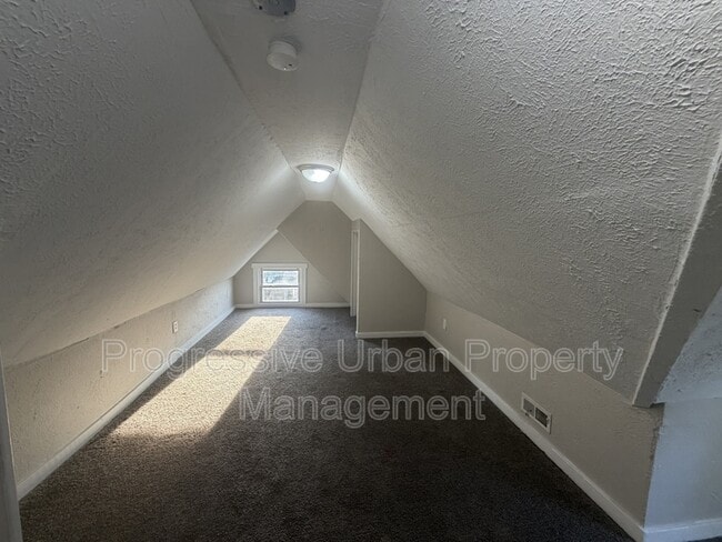 Building Photo - 1515 E 81st St