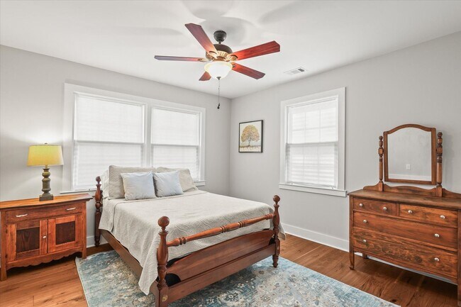 Building Photo - Short Term Only