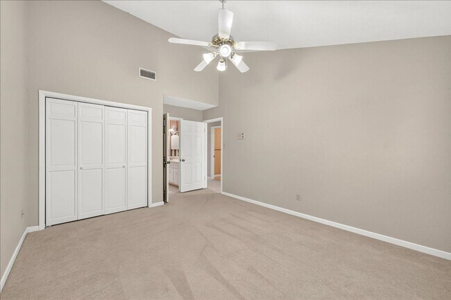 Building Photo - 5305 Greenbriar Dr