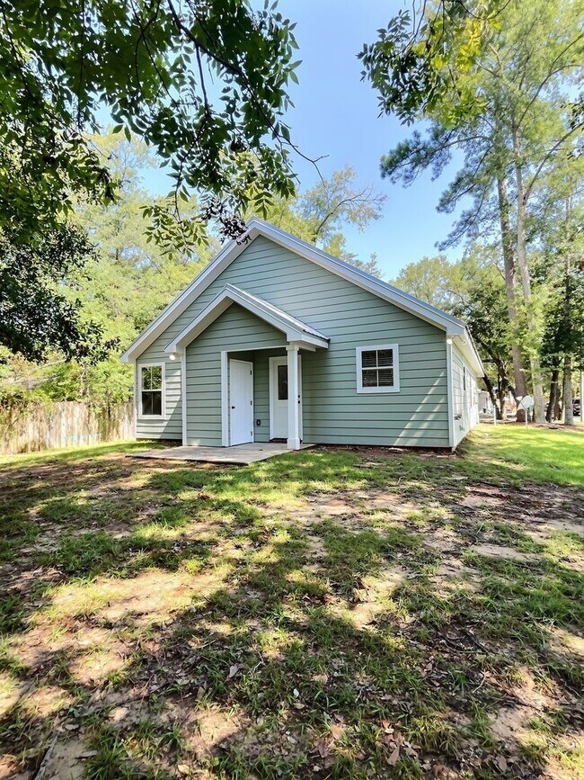 Building Photo - 3/2 Coastal Cottage in Golf Cart District | Ocean Springs School District