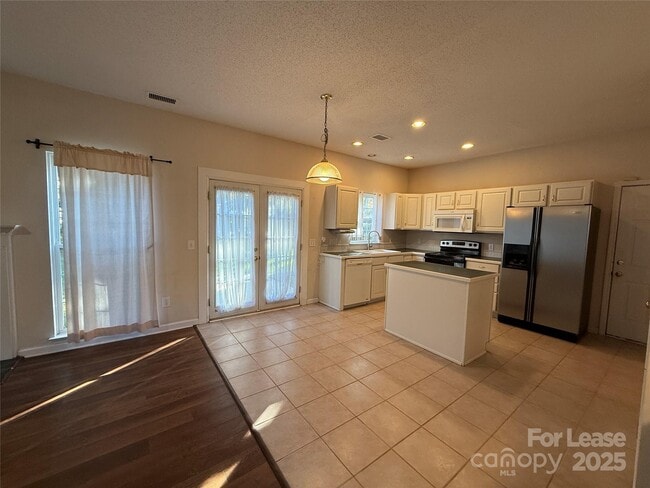 Building Photo - 111 Foxtail Dr
