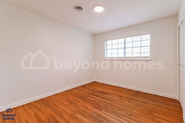 Building Photo - Move-In Ready 3 Bedroom Home with Modern Updates & Spacious Yard!