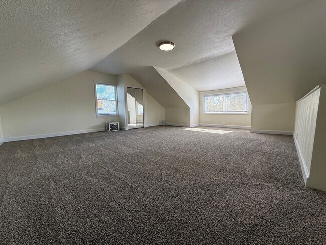 Building Photo - Updated 3BR 1.5 bath house with office/ of...
