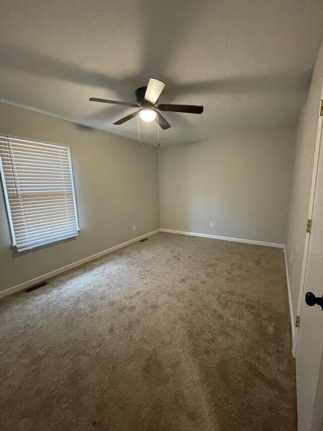 Building Photo - 133 E Vail Dr