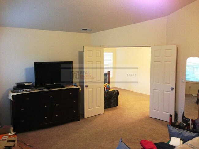 Building Photo - Beautiful 4 Bedroom Home Perfect for Enter...