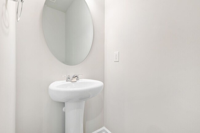 Building Photo - Move-In Ready 4-Bedroom Townhome in Rosedale!