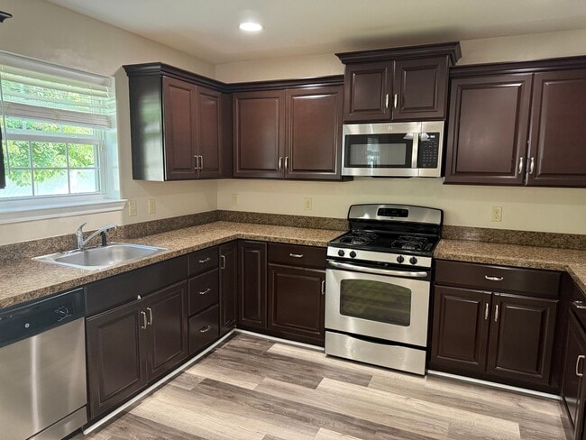 Building Photo - THREE BEDROOM/2.5 BATH Detached Home w TWO...