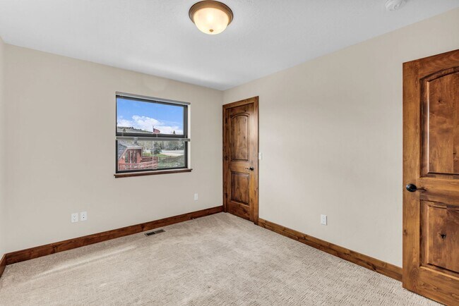 Building Photo - Stunning Mountain Retreat