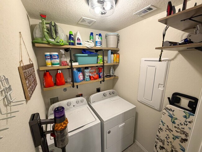 Building Photo - Well Maintained 3 bedroom 2.5 bath in COMAL ISD!