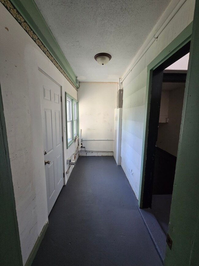 Building Photo - 3 bedroom, large privacy fenced in yard, oversized garage