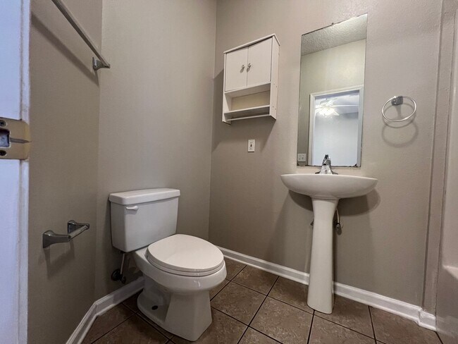 Building Photo - Auburn Townhome