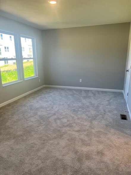 bedroom - 181 Lockheed Dr