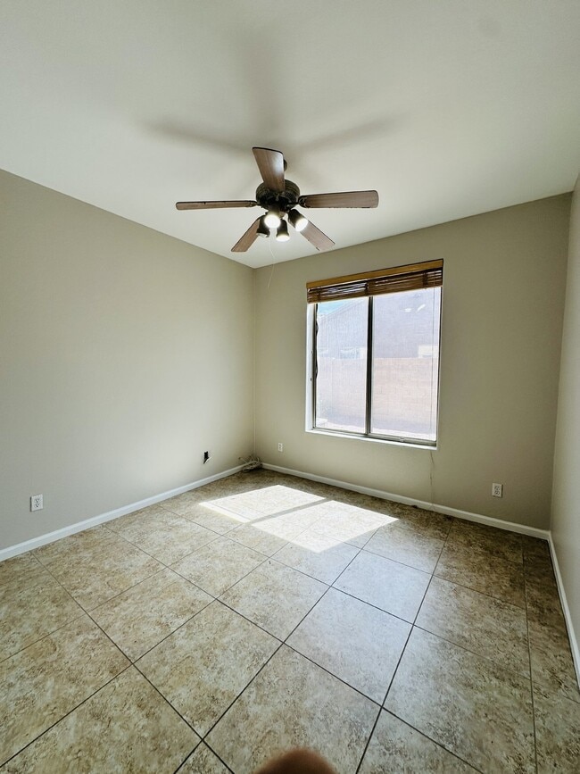 Building Photo - 672 W Raven Dr