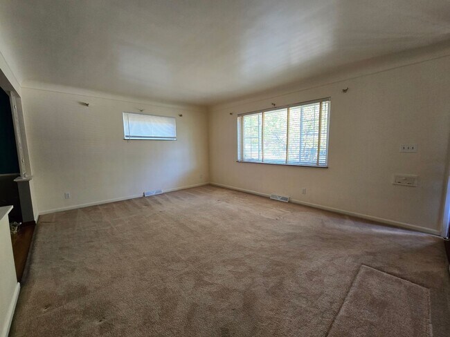 Building Photo - Hidden Gem - 4 Beds | 2.5 Baths | 2-Car Ga...