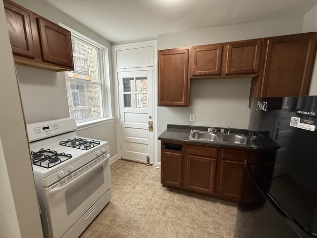 Building Photo - 2006 W Jarvis Ave