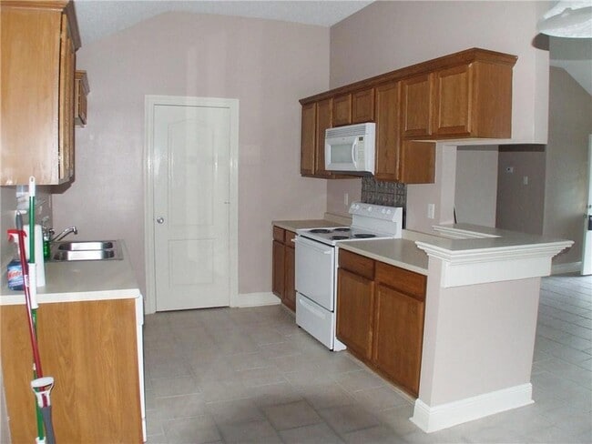 Building Photo - 35335 Fleetwood Dr