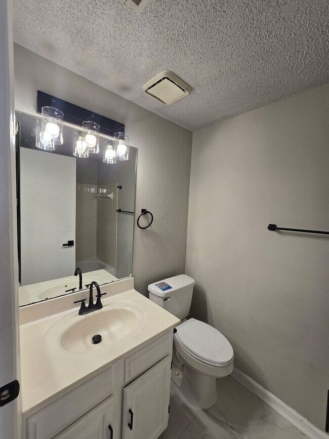 Building Photo - Beautiful 3 Bedroom 2 Bath Condo in Charlotte, NC Available for Rent