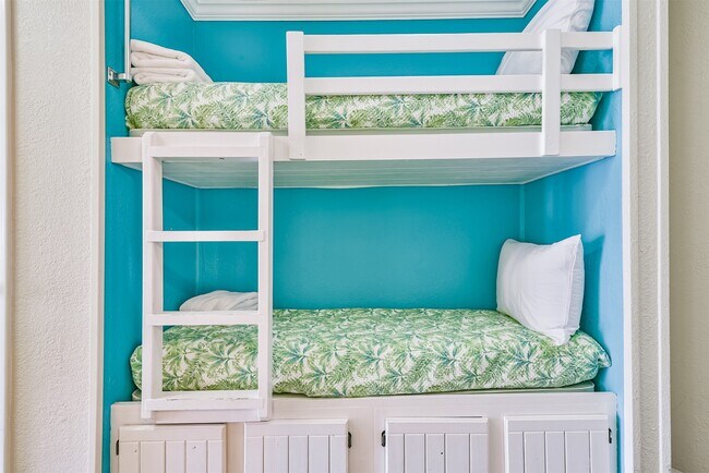 Building Photo - 6102 Seawall Blvd