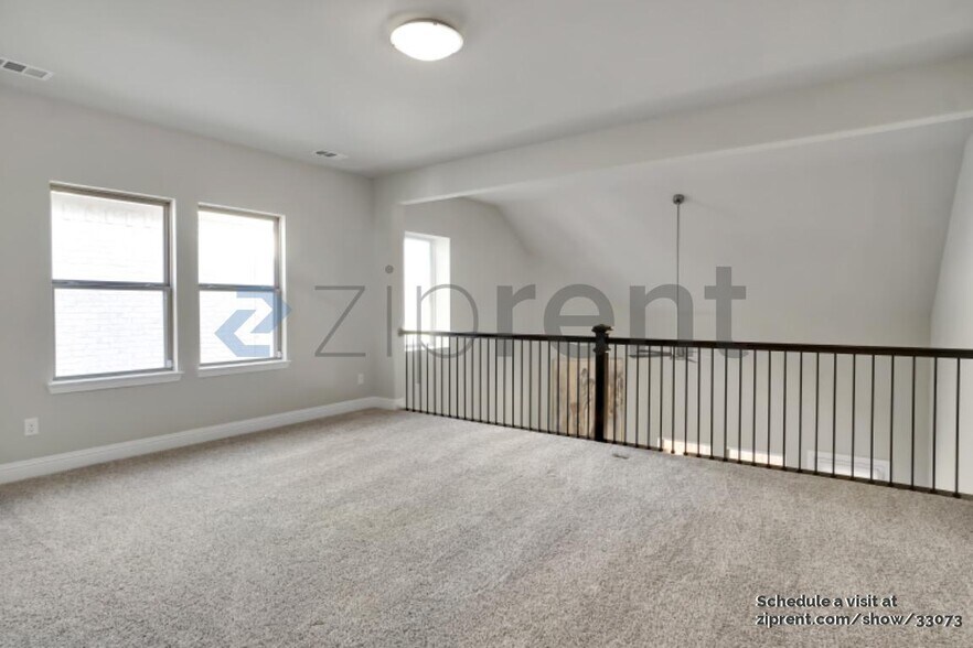 Building Photo - 12790 Royal Oaks Ln