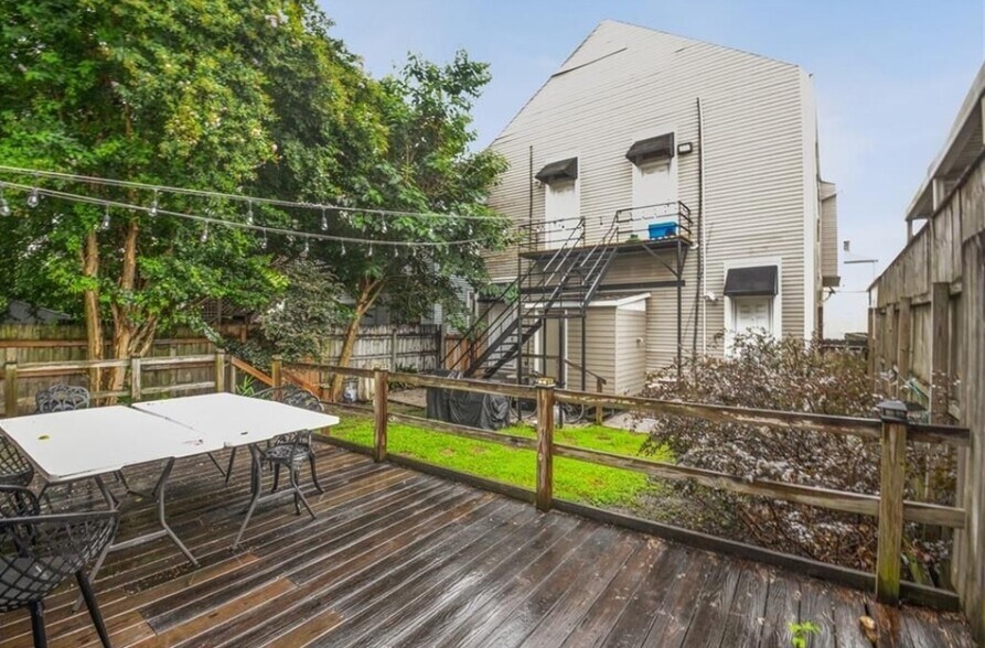 Shared yard/deck - 806 Valmont St