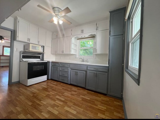 Building Photo - 3219 SW 8th Ave