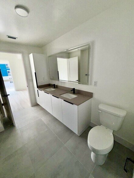 Building Photo - 18631 NE 25th Pl