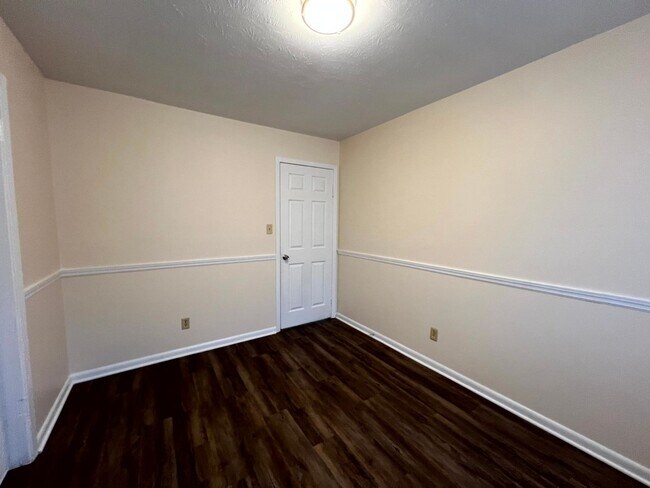 Building Photo - 944 Lark Dr