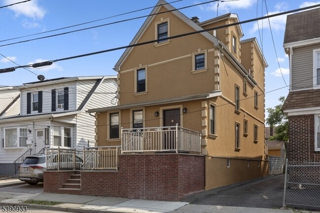 Building Photo - 108 Paine Ave