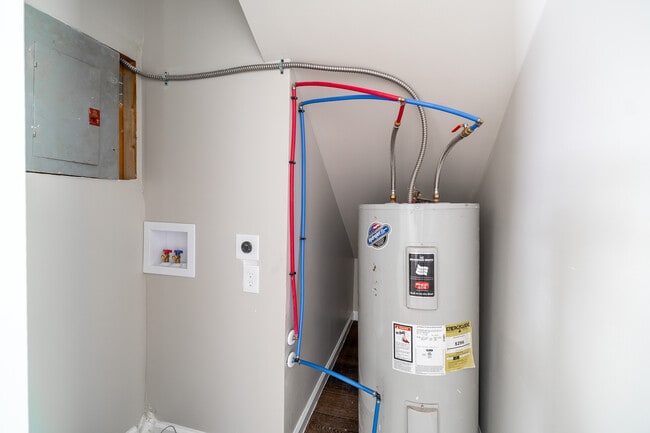 Building Photo - 870 S Waverly St