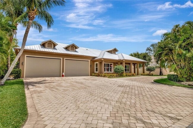 Building Photo - 311 SE Cardinal Way