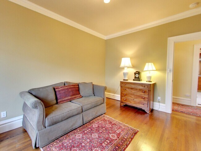Building Photo - STUNNING 2/2 W/ Dining Room and LARGE Atti...