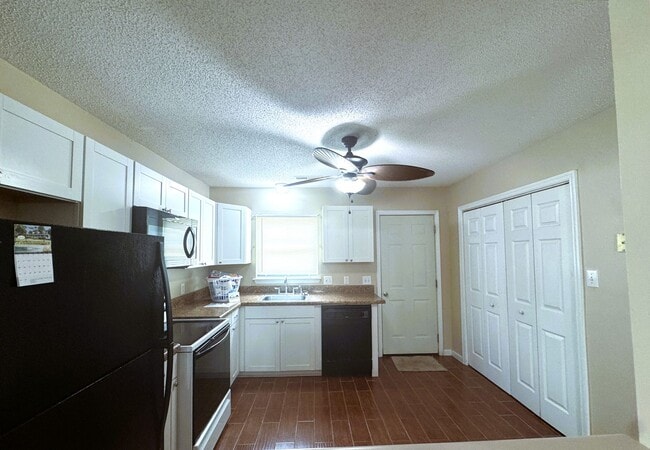 Building Photo - 2 BR/ 2 Bath End Unit! Minutes to Camp Lejeune!