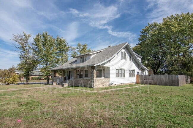 Building Photo - 4-Bedroom 2-Bathroom + Bonus Room